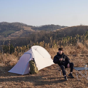 Tente ultra légère 1 place - EXO UL 1 de Mobi Garden au sommet d'une montagne - Tente tunnel 1 place  blanche