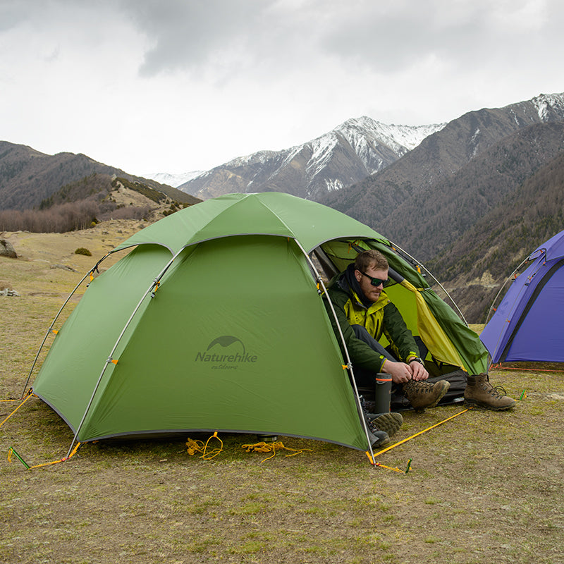 Campeur installé dans la tente Cloud Peak 2 de Naturehike - Tente de randonnée légère au sommet d'une montagne - Koksoak